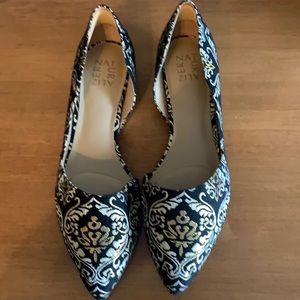 Black and gold women’s flats